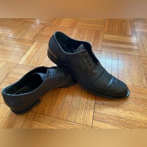 Black Shoes with Comfortable Fit and Stylish Design leather .women